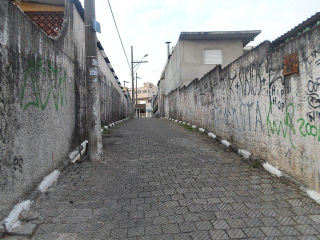 A rough neighbor where no one wants to buy house in